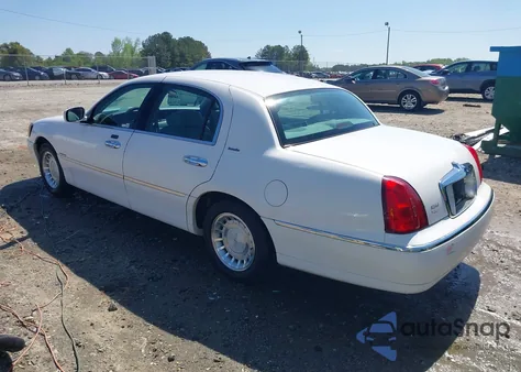 2000 Lincoln Town Car Executive z USA, uszkodzony, nr VIN 1LNHM81W4YY836914